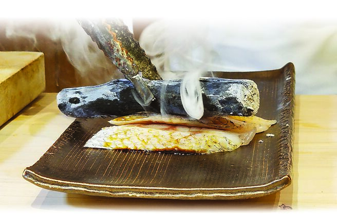 〈炙燒紅喉握壽司〉的紅喉肉，表面會先用炭火直接「炙吻」，再捏製握壽司。圖／姚舜