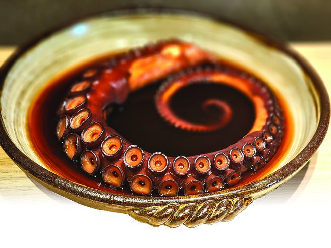 產自北海道的章魚，體型壯碩、章魚腳又長又大、肉感十足，金子司將之先滷煮再蒸燜，口感柔軟綿密且非常入味。圖／姚舜