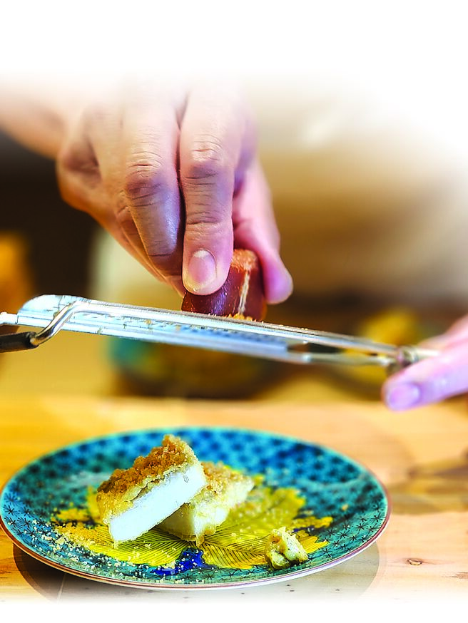 〈太刀魚天婦羅〉的魚身厚實，炸好後會以現刨烏魚子粉末提味。圖／姚舜