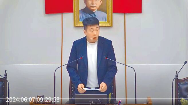 不滿縣長陳光復「指點」，澎縣議長陳毓仁7日公開譴責對方「藐視議會」。（翻攝畫面／許逸民澎湖傳真）