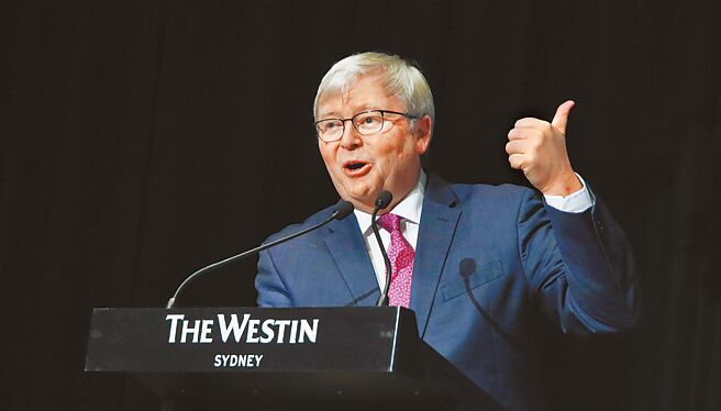 澳洲駐美國大使陸克文，6日在檀香山演講時警告，對台灣發動戰爭的全球性後果，將與第二次世界大戰的影響一樣大，會讓世界變成「徹底不同的地方」。圖為2018年10月28日，陸克文發表演講。（中新社）