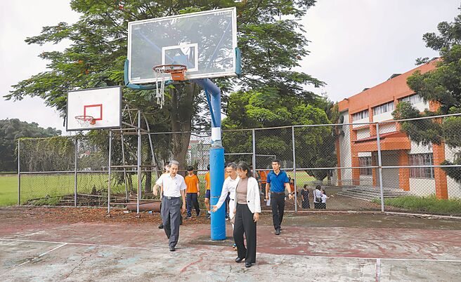 云林县政府成功争取教育部2024年期中校园整建运动场地计画经费近1.7亿元，将有28校运动场地将更新。图为古坑国中斑驳的篮球场。（云县府提供／周丽兰传真）