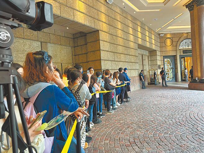 上百名张学友的粉丝7日在他下榻饭店门口等候，却没能见到偶像。（黄雯犀摄）