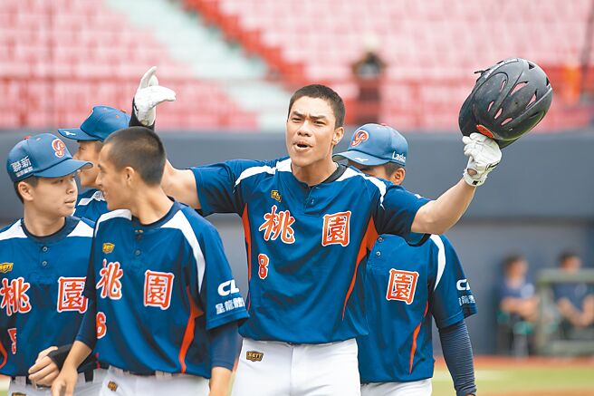 桃园市队重炮手柯敬贤（中）在7日玉山杯4强赛敲出3分炮，回来得分后情绪仍十分激动、兴奋。（大会提供）