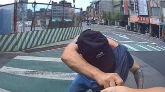 遇盤查使出金蟬脫殼 警用這招讓他乖乖被逮