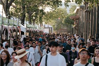 端午連假高雄駁二被擠爆 法國生活節2天狂吸6萬人