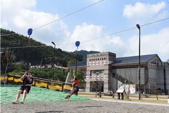 苗栗泰雅文物館連假爆人潮 停車位不足亂象引民怨