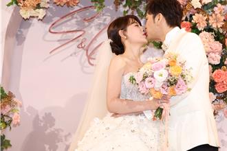 謝京穎「辣炸雙峰」披108萬婚紗甜嫁書偉 黃少谷啵老婆分享婚姻之道