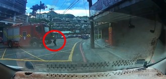 影》保養消防車卻意外滑動　驚險「人肉擋車」影片曝光