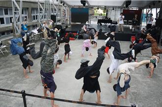 端午不只能立蛋 屏菸南島嘻樂園「百人倒立」超吸睛