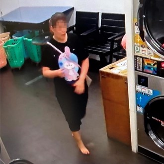 影》婦人自助洗衣店內偷換穿別人衣服　畫面曝光！網友：不蘇胡　