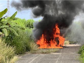 轟的一聲！新營天鵝湖旁火燒車　車上驚見一具焦屍！