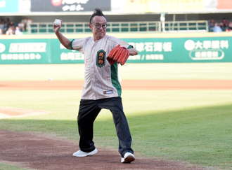中職》開球比表演還緊張 黃大煒開唱「灌醉」台南棒球場