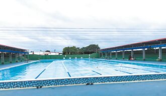 要求學生穿襪游泳惹議 台東高中：池底石灰恐傷腳