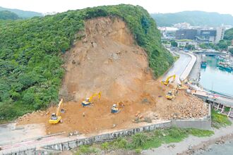 基隆 潮境山崩挖呀挖 端午不休拚搶通