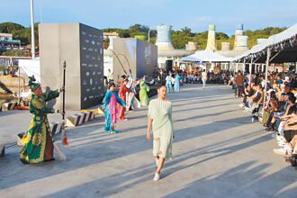 以海洋為背景 時尚秀融合歌仔戲