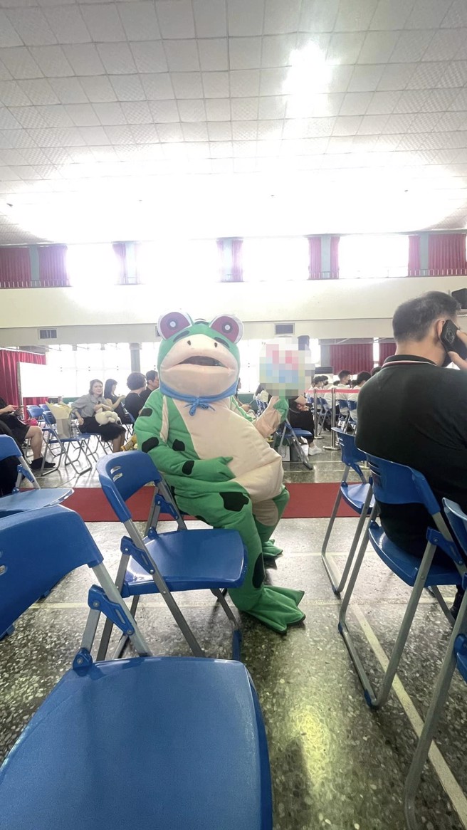 一名父亲为了要弥补疫情没有国小没有毕业典礼的女儿，在国中毕业典礼这天，穿青蛙装去参加。（翻摄爆废1公社）