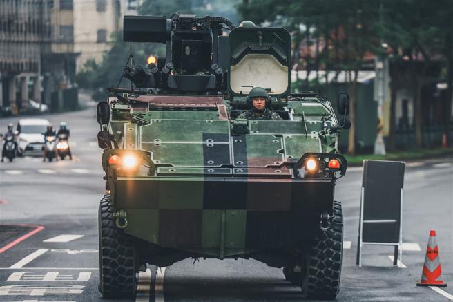 端午节连续假期昨日展开，国军秉持「战备无假期」仍全天候投入战备任务。其中，陆军兰阳地区指挥部机步2营执行战备侦巡训练，派遣CM33装步战斗车等各式车辆，机动前往战术位置执行重要目标防护演练，展现守护家园的决心。
（记者张咏翔摄）