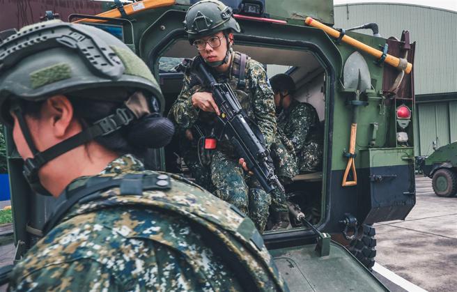  抵达战术位置后，官兵迅速下车战斗，在车长指挥下，针对港口、建筑实施搜索、警戒。
（记者张咏翔摄）