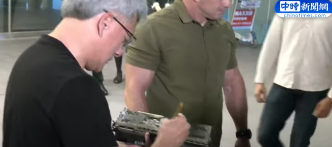 黄仁勋亲切帮签名。（取自中时新闻网影片）