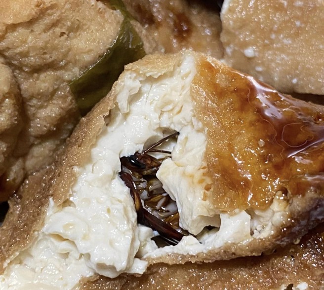 女子市場買阿給回家加熱，才咬了一小口就發現完整大隻蟑螂。（圖／翻攝自爆料二公社）