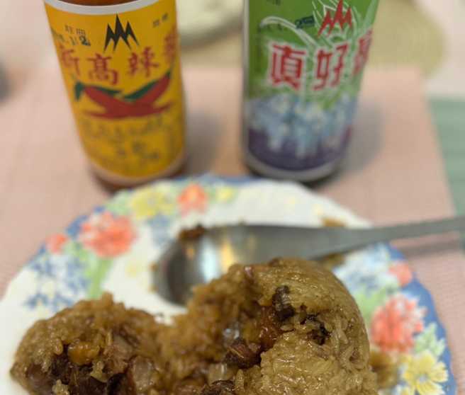 高嘉瑜分享吃粽子配的辣醬，引發網友討論。（翻攝自高嘉瑜FB）