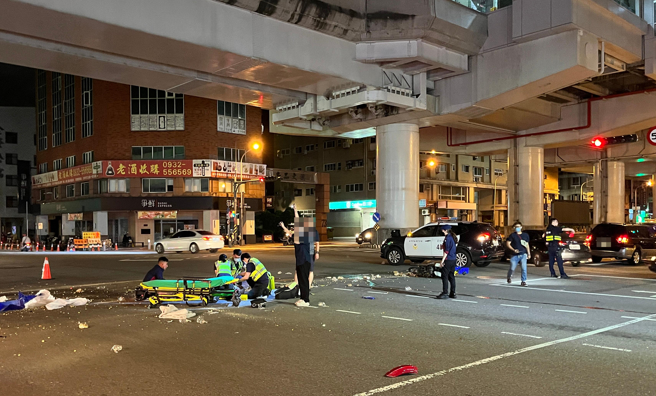 自小客车闯红灯酿祸，无辜骑士在停等区被衝撞，喷飞5公尺一度命危。（翻摄画面）