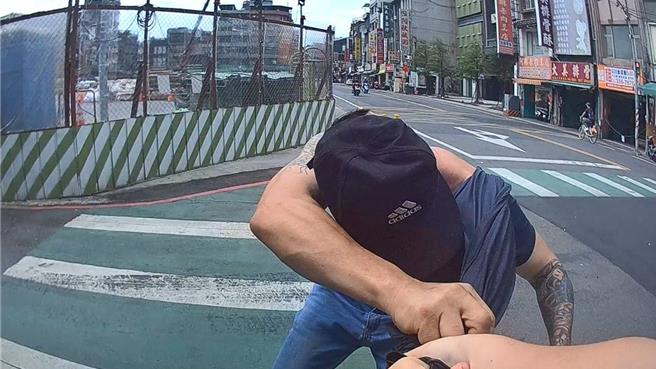 王姓毒蟲遇警盤查使出「金蟬脫殼」招數， 警跟民眾借機車狂追讓他乖乖被逮。(翻攝照片／蔡依珍桃園傳真)