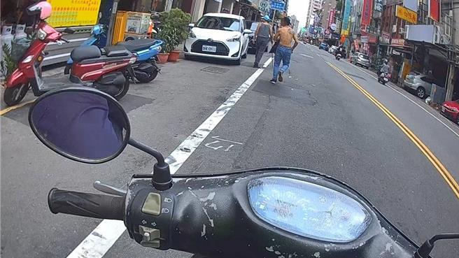 王姓毒蟲遇警盤查使出「金蟬脫殼」招數， 警跟民眾借機車狂追讓他乖乖被逮。(翻攝照片／蔡依珍桃園傳真)