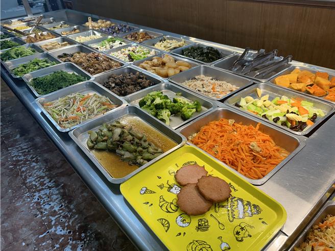 自助餐餐廳選擇多樣性、又可自行拿捏分量，加上價格親民，經常成為民眾飲食的首選，但大部分自助餐都未加蓋。（楊舒婷攝）