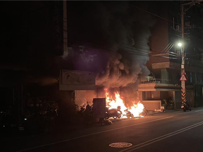 台中市霧峰區民生路某處住宅騎樓9日凌晨3時多竄出熊熊火舌，台中市警消獲報立即前往灌救，約30分鐘即成功撲滅火勢並疏散住宅內22人，未釀成憾事。（台中市消防局提供／潘虹恩台中傳真）