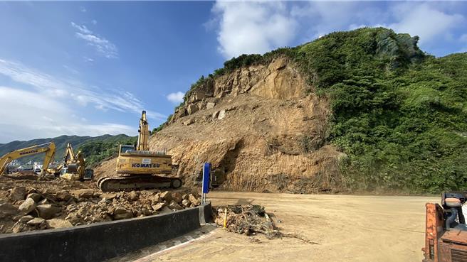 交通部公路局表示，台2線70公里處，也就是基隆市北寧路平浪橋頭的土石坍塌現場，9日將可望清空現場土石，並逐步展開緊急邊坡的防護工程。（交通部公路局提供／張志康基隆傳真）