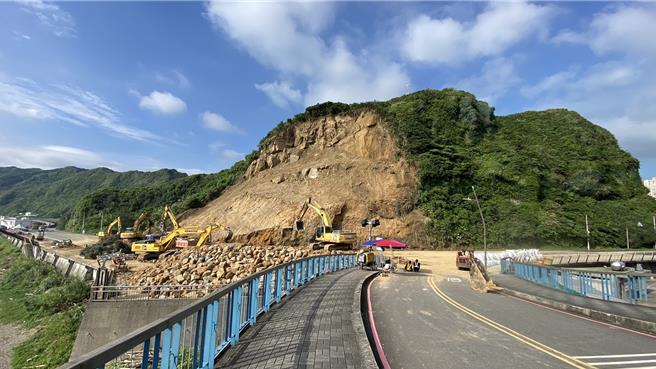 交通部公路局表示，台2線70公里處，也就是基隆市北寧路平浪橋頭的土石坍塌現場，9日將可望清空現場土石，並逐步展開緊急邊坡的防護工程。（交通部公路局提供／張志康基隆傳真）