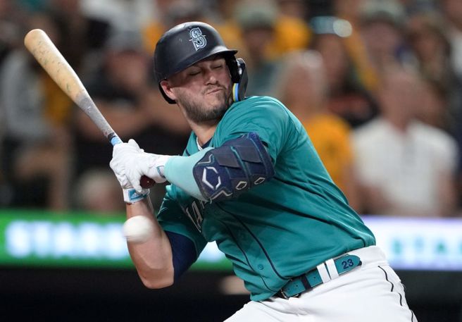 水手隊泰法蘭斯被觸身球打到。（美聯社資料照）