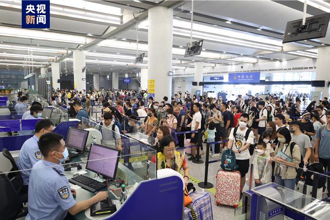 受到今年端午節與雙休日相連等因素影響，港珠澳大橋迎來今年客流車流的流入境高峰潮。（央視新聞）