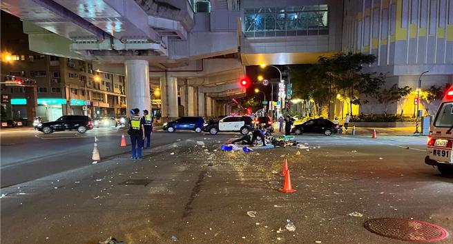 陳姓男子駕車撞上等紅燈的王姓騎士，現場機車零件四散。（民眾提供）