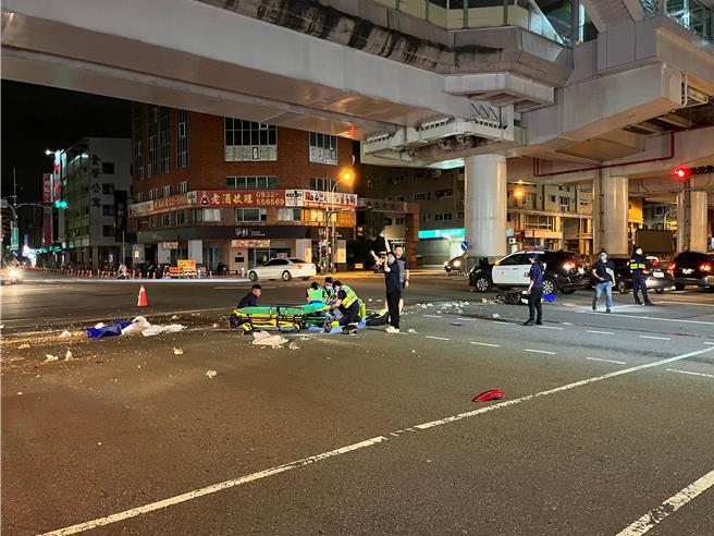 陳姓男子駕車撞上等紅燈的王姓騎士，現場機車零件四散。（民眾提供）