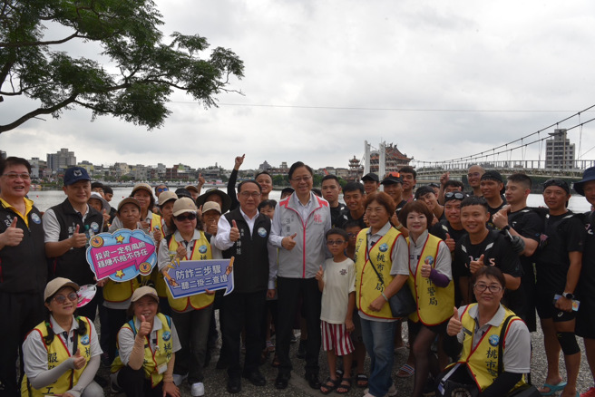 今天是2024龙潭归乡文化节开幕式，警方与市长张善政宣导反诈意识。（翻摄画面）