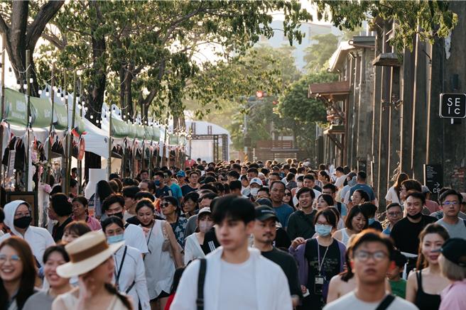 全台首次「法國生活節」7日在高雄熱鬧登場，適逢端午連假，活動前2天就吸引6萬人次湧入駁二同歡。（高市府行國處提供／洪浩軒高雄傳真）