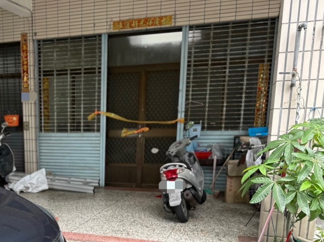 43歲劉姓男子疑舉槍自戕，警消獲報到場發現劉男頭部中槍，已無生命跡象，送醫急救仍回天乏術。（民眾提供／潘虹恩台中傳真）