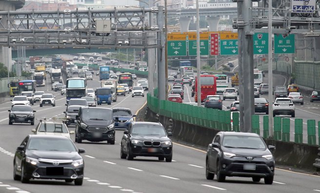 端午連假第二日國道車流減少，下午迎首波返鄉潮11路段易塞。