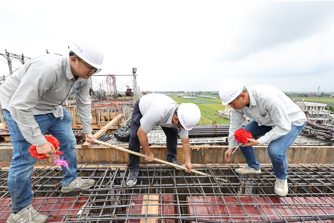 彰化縣喜樂小兒麻痺關懷協會「伯立歐家園」去年10月動工後，9日上午舉行上梁感恩禮拜。（喜樂小兒麻痺關懷協會提供／孫英哲彰化傳真）