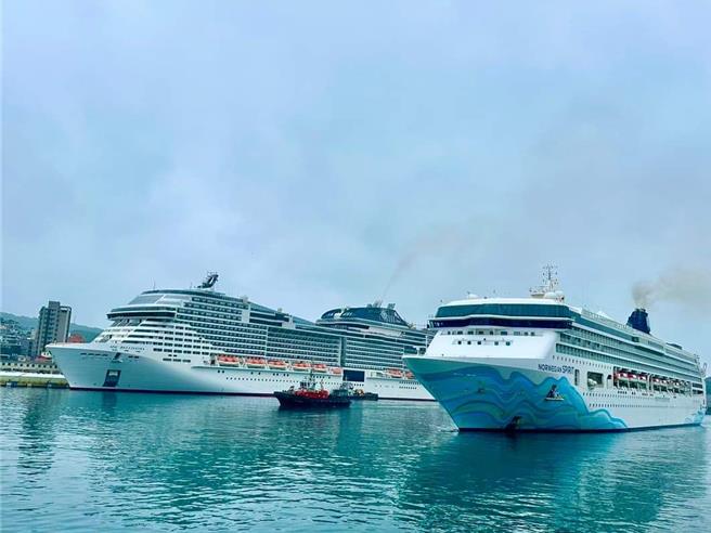 基隆港8日迎来少见的双轮会，包括靠泊在东2码头的挪威奋进号以及西3码头靠泊的地中海荣耀号。（基隆港务分公司提供／张志康基隆传真）