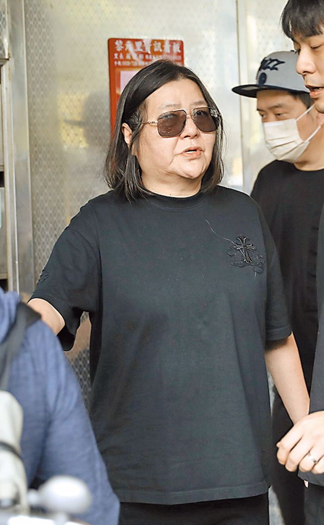 邱瓈宽强忍悲恸处理母亲后事。（图／ 侯世骏摄）