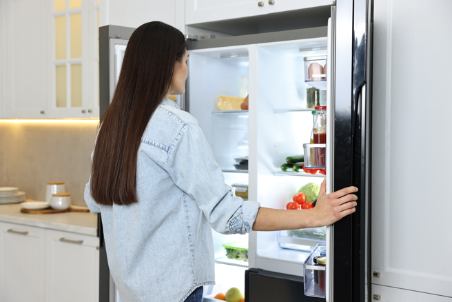 家事达人豆豆妈咪建议冰箱要定期清洁。（示意图，shutterstock／达志）