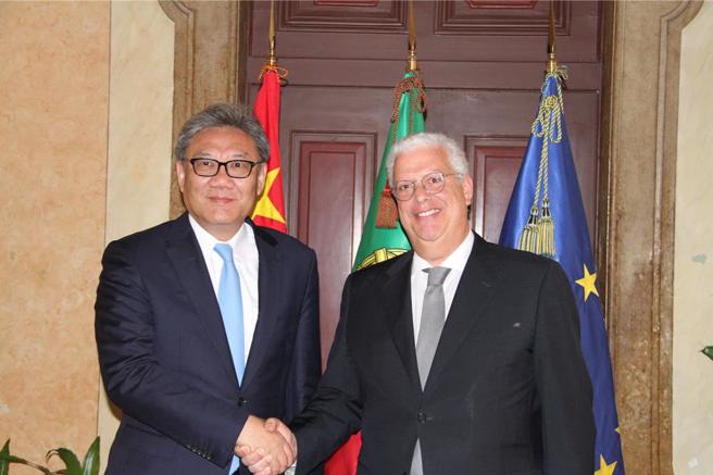 大陸商務部長王文濤當地時間4日在里斯本會見葡萄牙經濟部長雷斯。（大陸商務部）