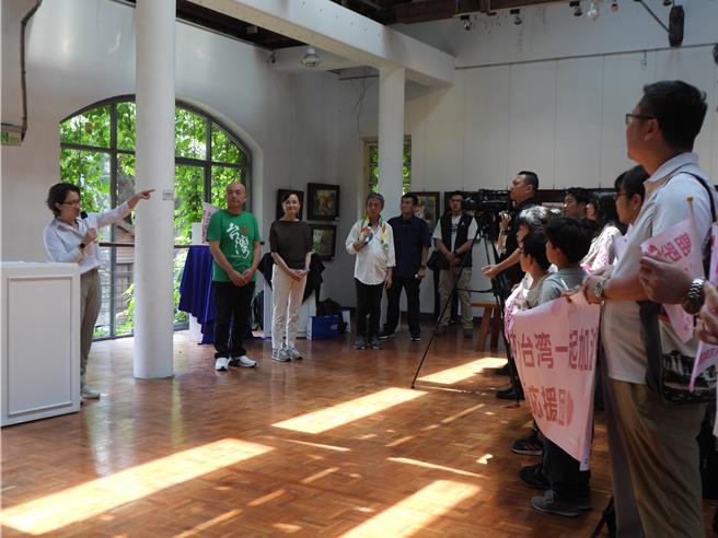 花莲观光产业震后萧条，端午连假旅游人潮低迷，日本台湾交流协会8日为此组团到花莲2天1夜旅游，并在行程最后一天，邀请副总统萧美琴（左）回到花莲，介绍花莲值得参观的景点，用行动力挺花莲復甦。（罗亦晽摄）