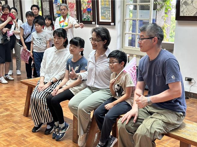 日本台湾交流协会8日组团到花莲2天1夜旅游，并在行程最后一天，邀请副总统萧美琴（右三）回到花莲，介绍花莲值得参观的景点，吸引许多在台日侨争相合影。（罗亦晽摄）