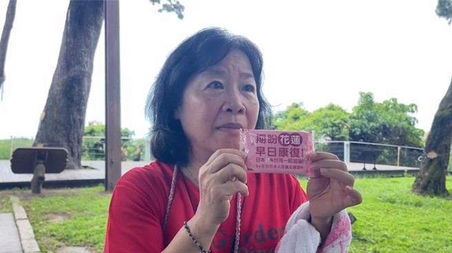 日本台湾交流协会8日组团到花莲2天1夜旅游，还自制「期盼花莲早日康復」面纸文宣，到夜市发送给民眾，为花莲加油打气。（民眾提供／罗亦晽花莲传真）