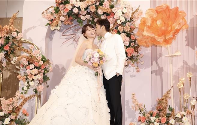 謝京穎（左）開心嫁給書偉。（鄧博仁攝）